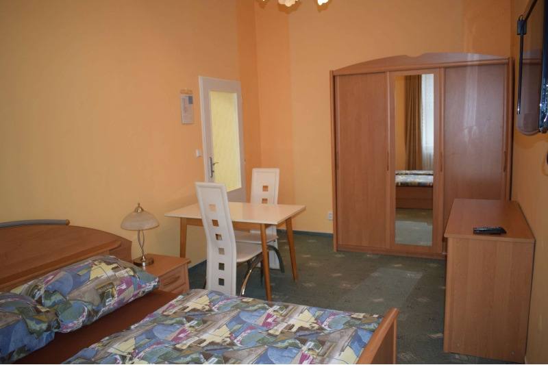 Apartmán č. 1 — obytná část se šatní skříní a jídelním stolem