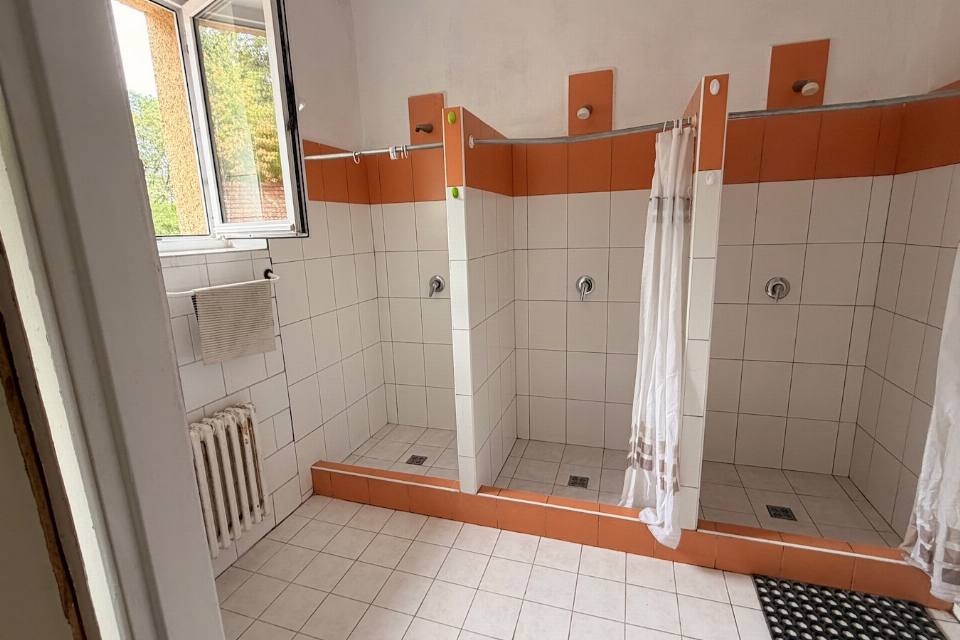 Sprchové kouty ve společné koupelně v 1. patře
