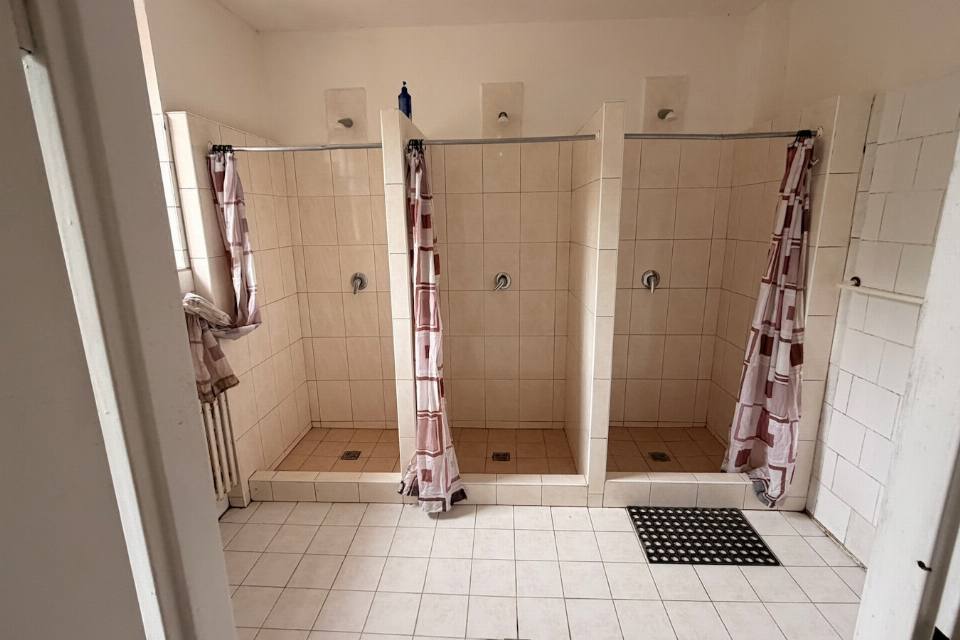 Sprchové kouty ve společné koupelně ve 2. patře