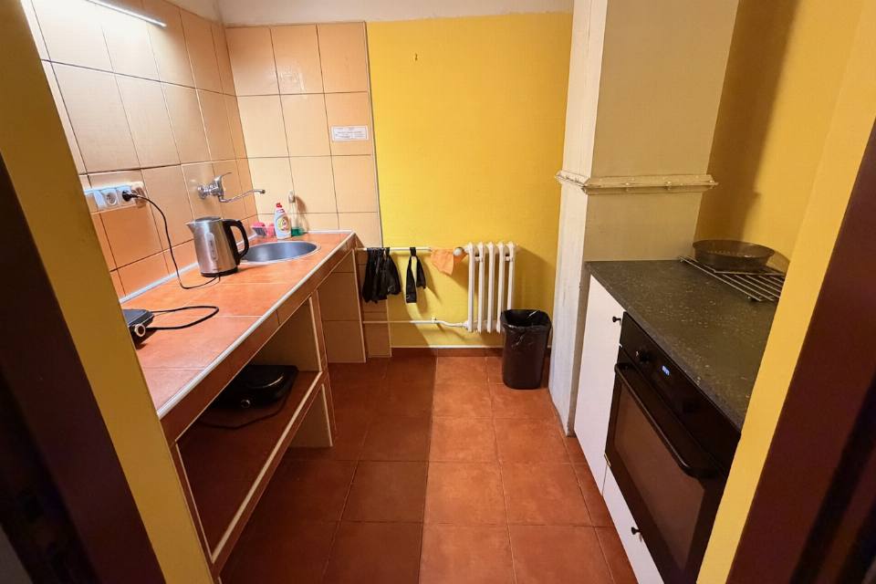 Sdílená kuchyňka s troubou a pracovní deskou