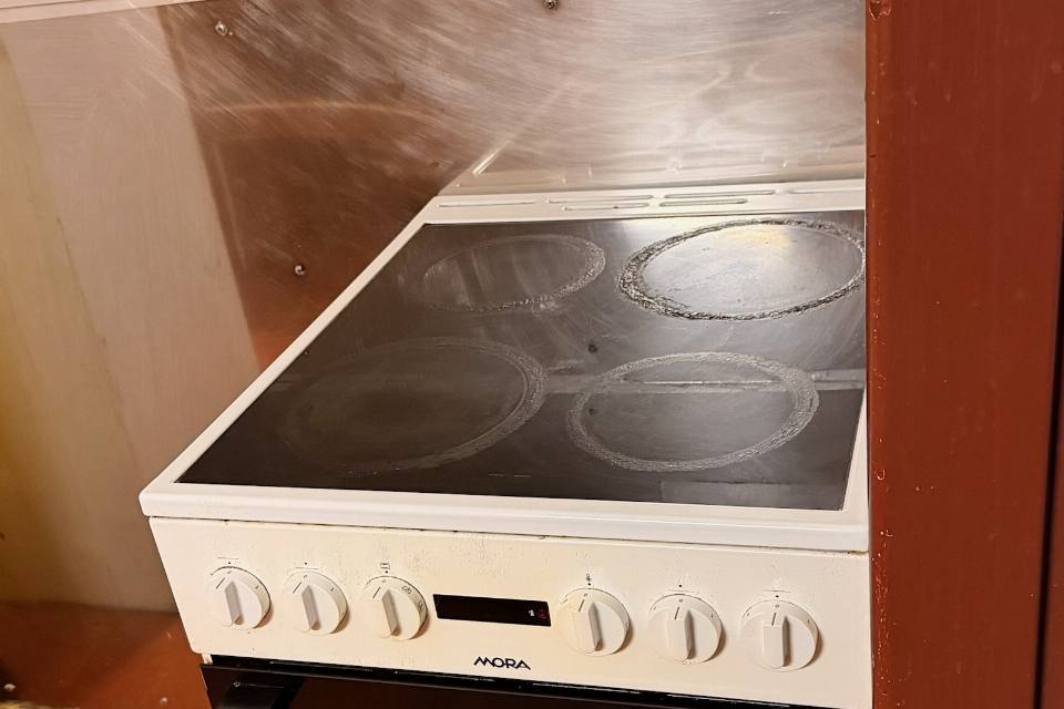 Elektrický sporák se sklokeramickou deskou ve společné kuchyňce